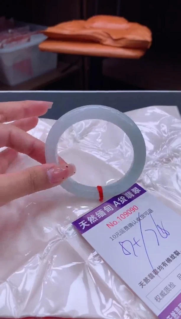 未镶嵌手镯翡翠有纹，完美者勿拍