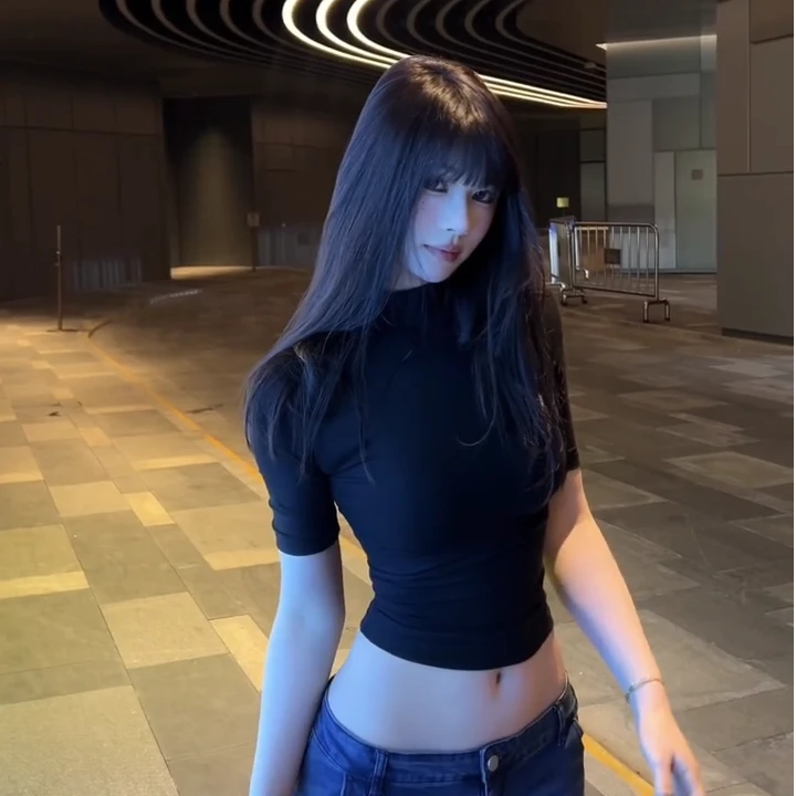 黑色半袖修身打底衫女性感2025新款夏季紧身显瘦内搭短款中袖上衣