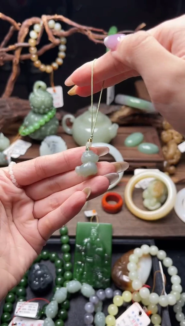 和田玉未镶嵌吊坠(不含链)吐拉牧场 小马有瑕疵3