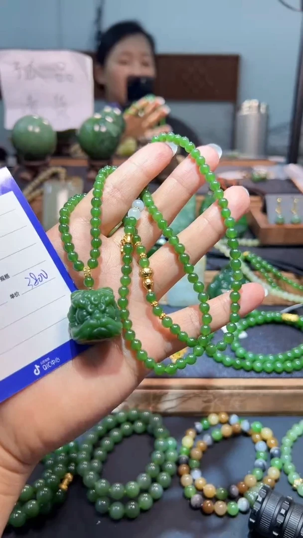 颈饰未镶嵌和田玉（碧玉）1