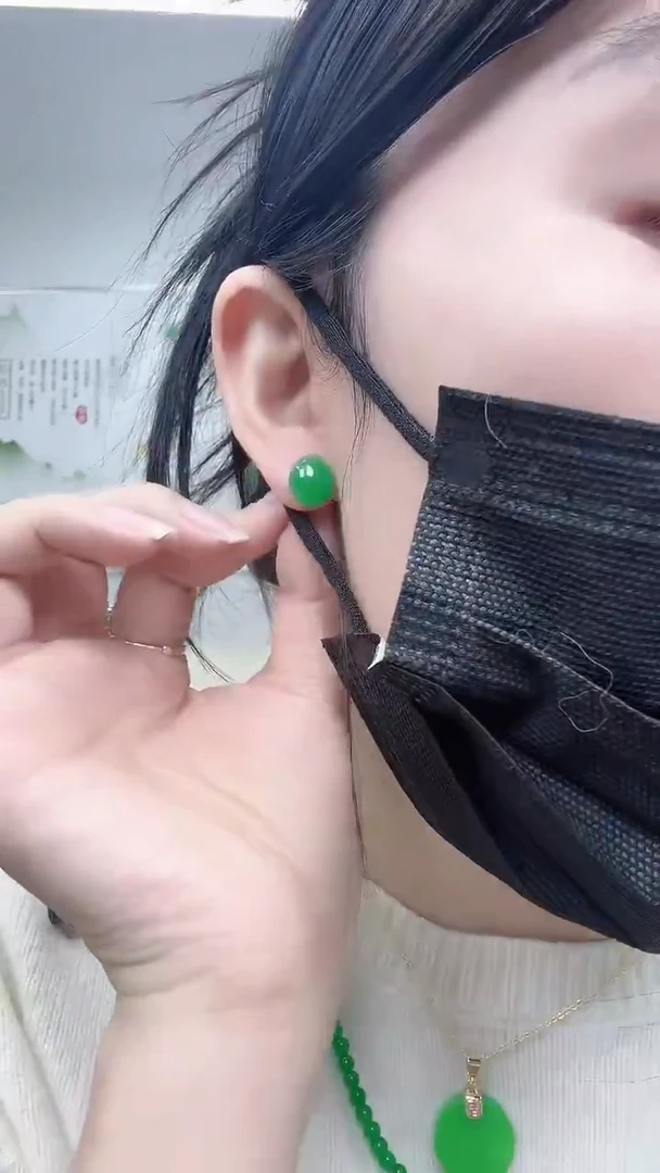 颈饰未镶嵌翡翠蛋面耳钉