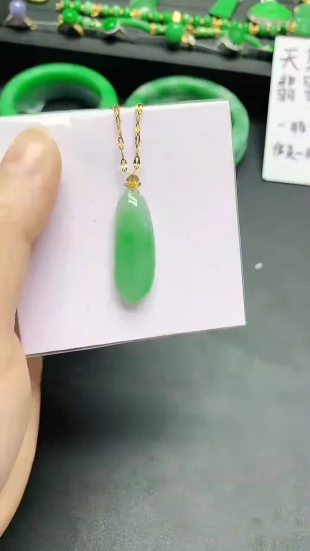 颈饰18K金镶嵌翡翠赠礼盒证书