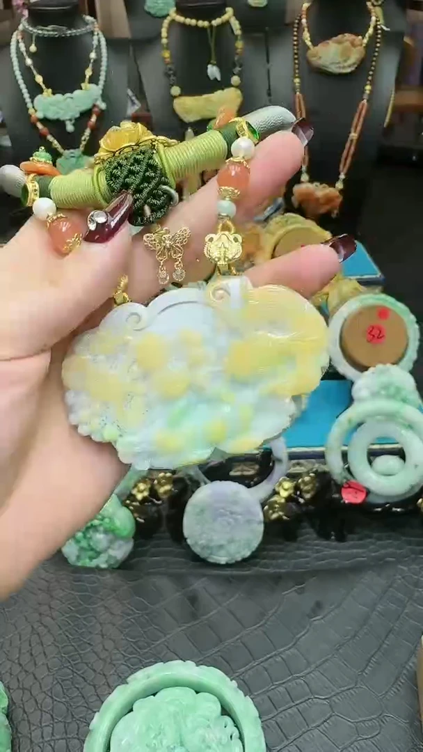 【闪购商品】翡翠颈饰未镶嵌黄加绿鱼戏莲花