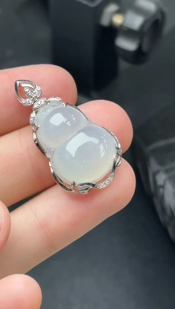 18K金镶嵌挂件翡翠葫芦