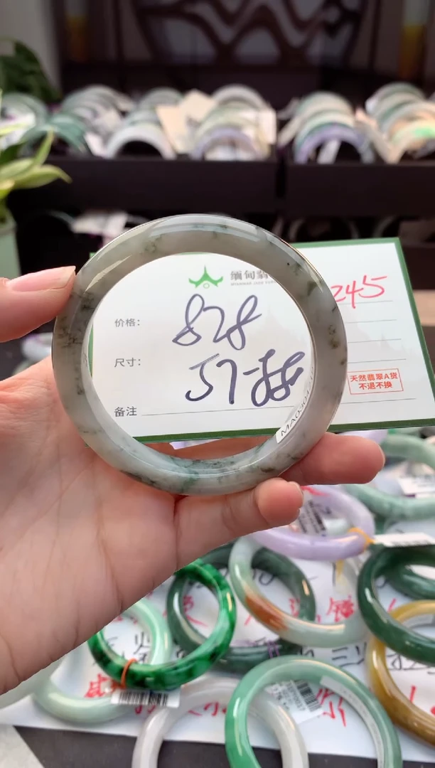 未镶嵌定制翡翠毛货需精细抛光+多人