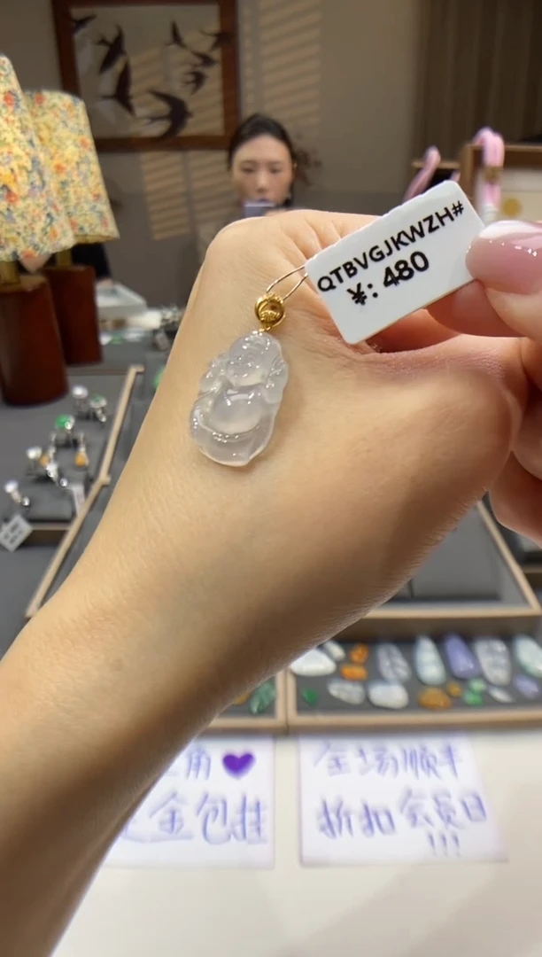 翡翠18K金镶嵌颈饰财神