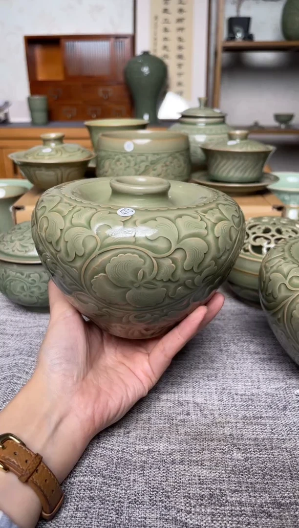 瓷器473吴琼纯手工苹果尊