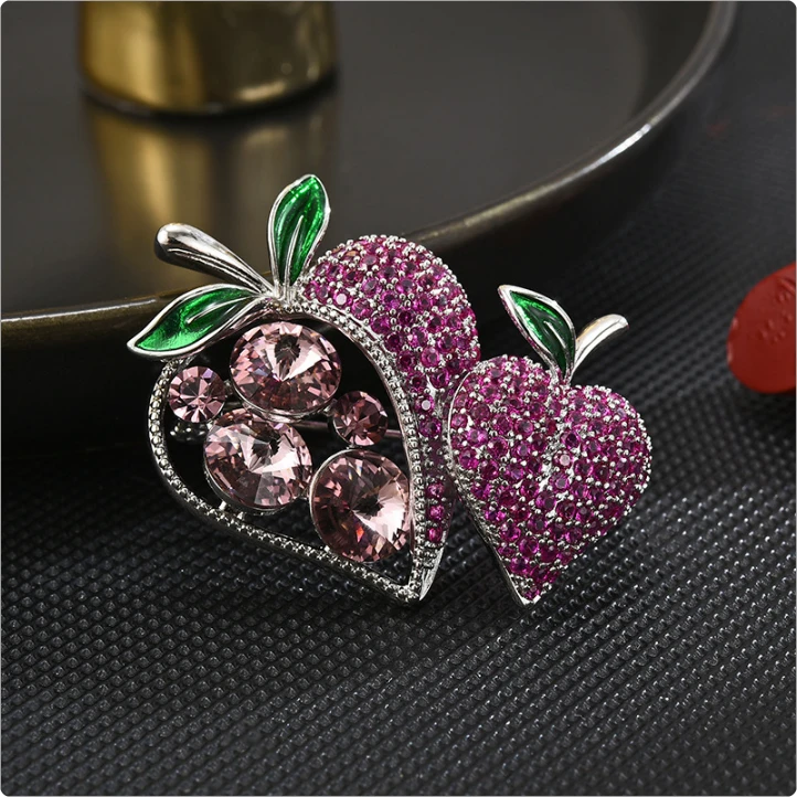 1019紫色（白边）草莓胸针
