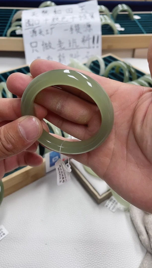 未镶嵌手镯和田玉四**安和田玉手镯40g