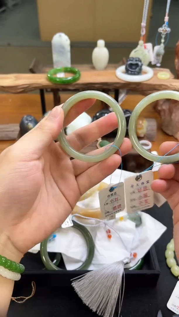 和田玉手镯未镶嵌青海青白 52圈 多样性发一