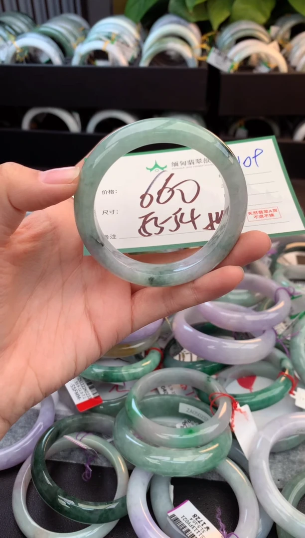 未镶嵌定制翡翠毛货需精细抛光+多人