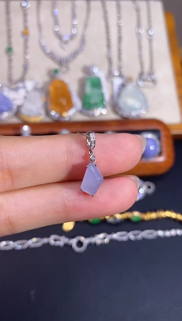 翡翠18K金镶嵌颈饰吊坠