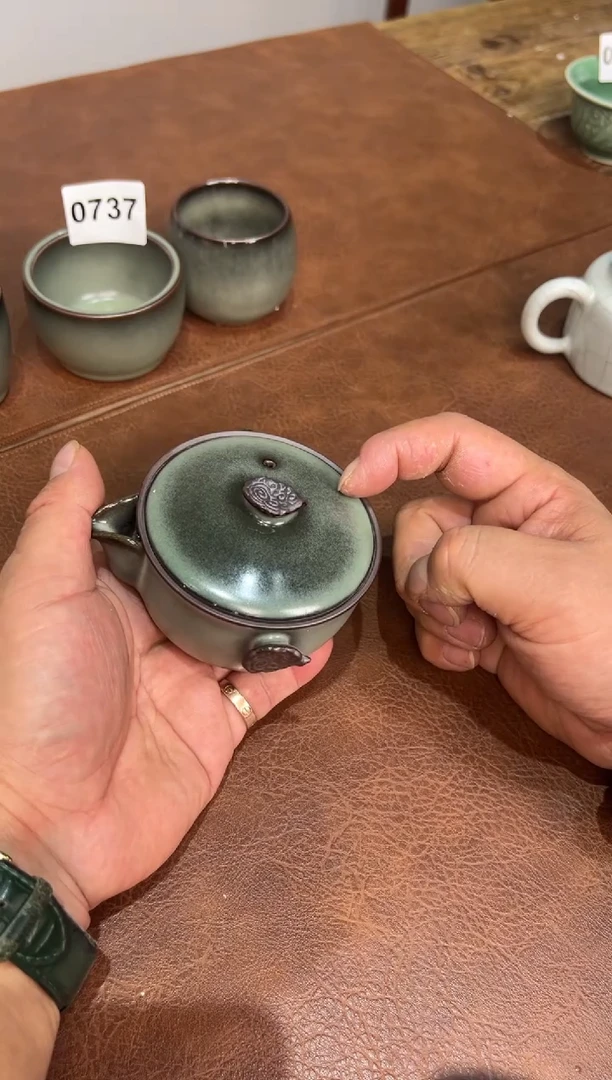 豆青铁胎宝瓶龙泉青瓷