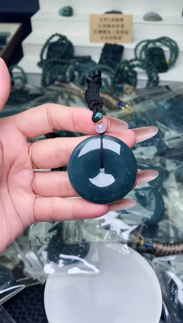 颈饰未镶嵌翡翠