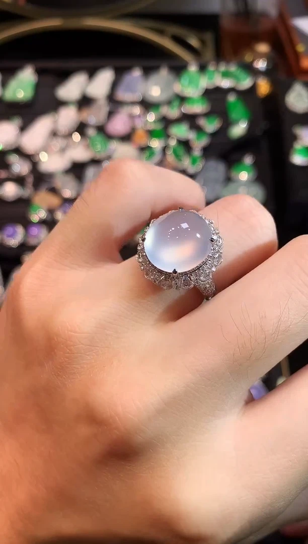 18K金镶嵌戒指翡翠高冰茅台白大蛋面戒指