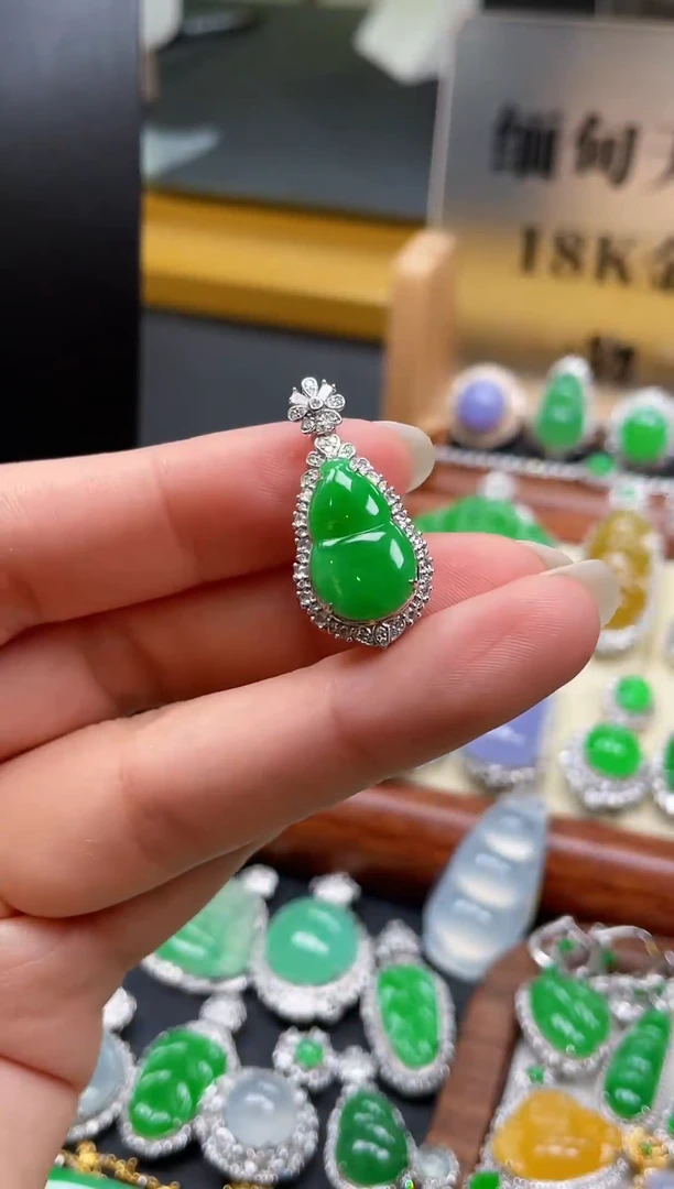 颈饰18K金镶嵌翡翠吊坠