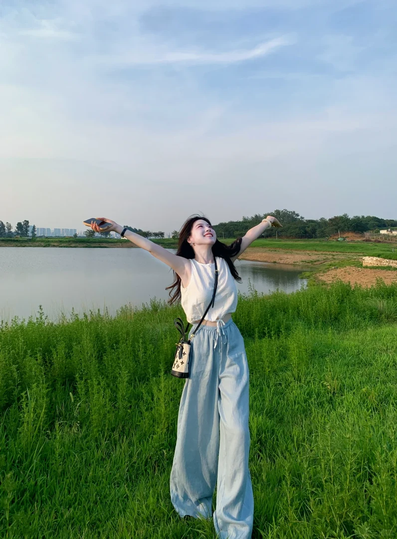 2025夏季新款松弛感穿搭慵懒风白色无袖上衣搭配蓝色休闲裤两件套