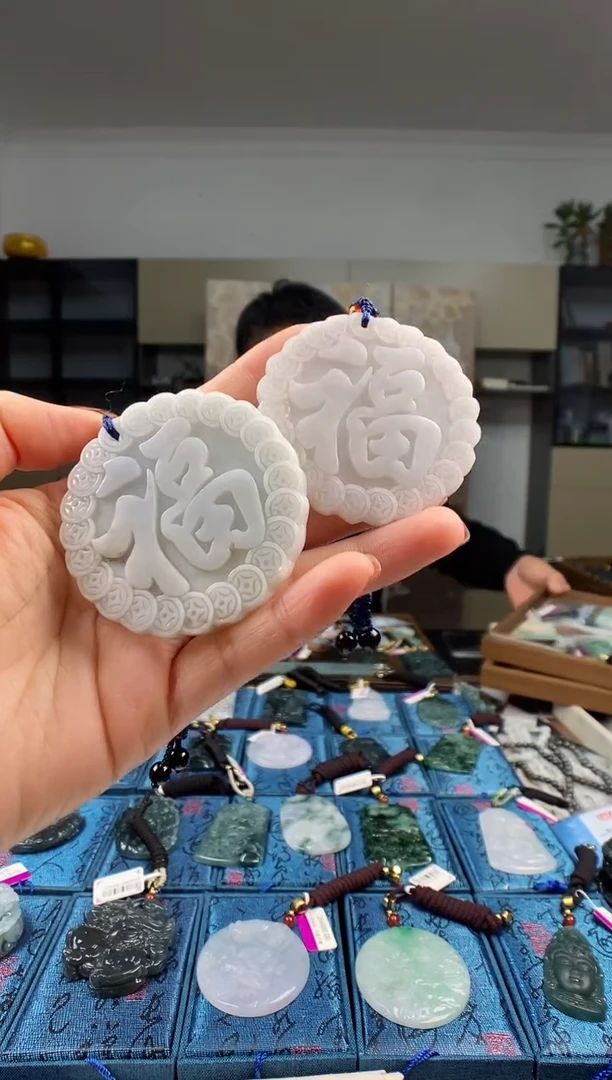 颈饰未镶嵌翡翠  多样性发其一