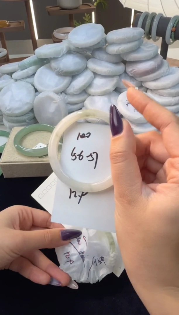 未镶嵌手镯石英质玉100