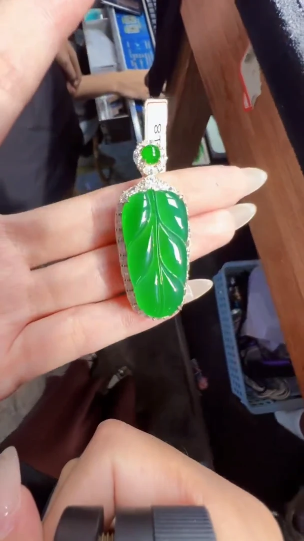 未镶嵌定制翡翠翡翠A货有轻微色差属于正常现象，叶子多样性发货1