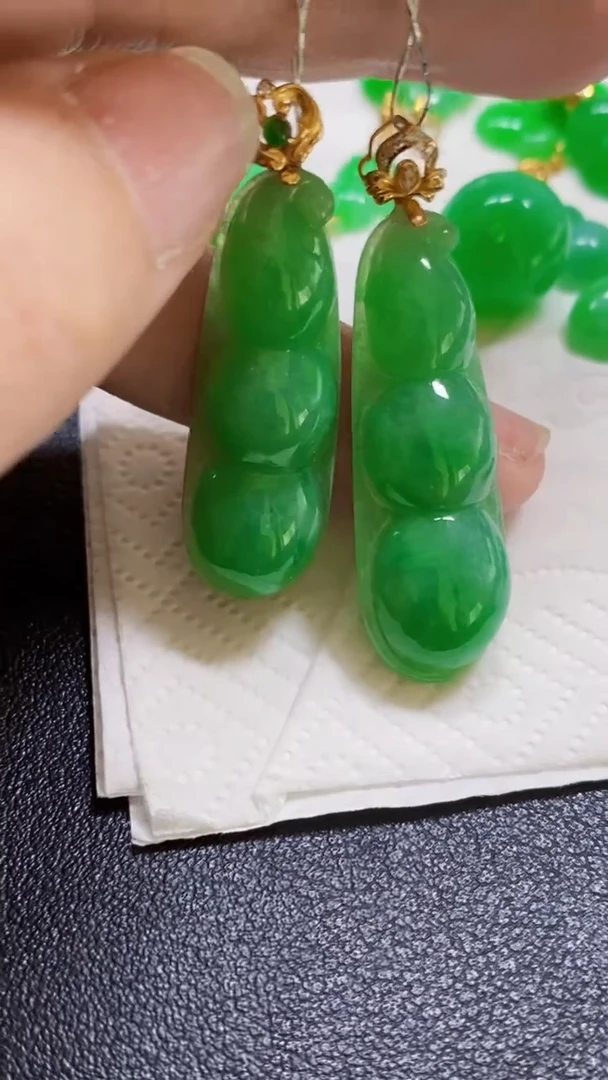 颈饰18K金镶嵌翡翠豆多样性发货发1个