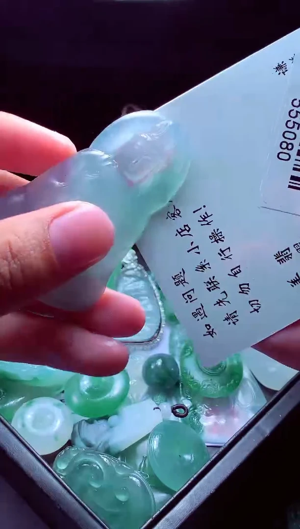 未镶嵌定制翡翠李*?翡翠毛货定制