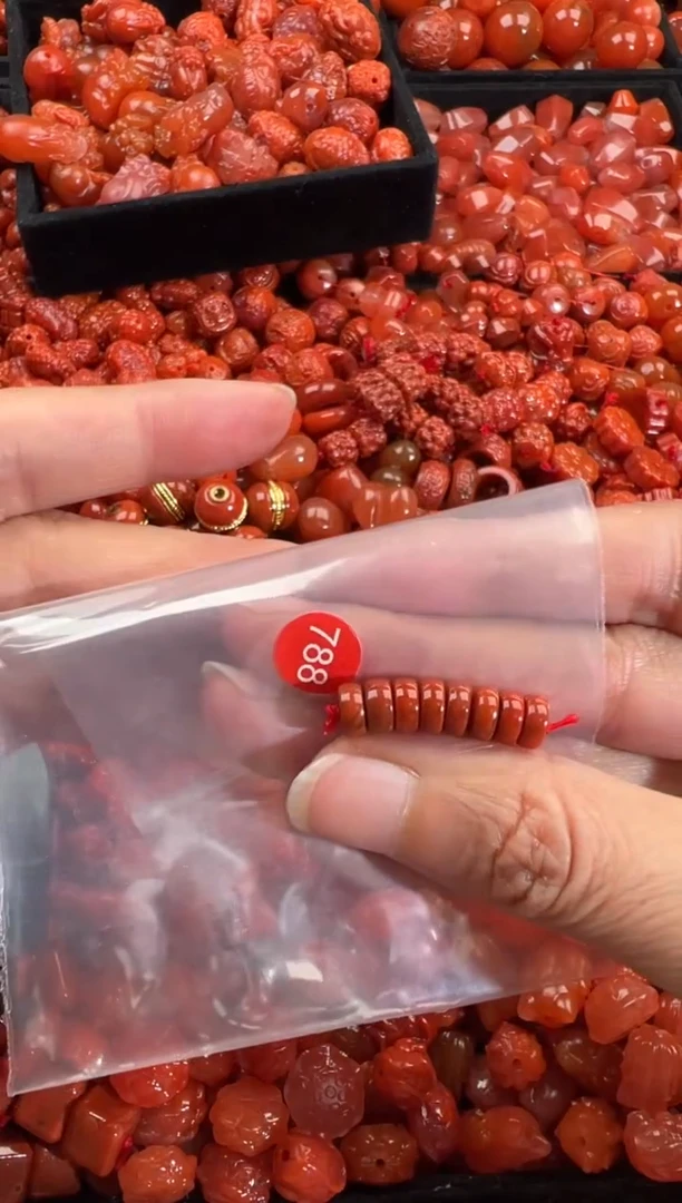 南红玛瑙未镶嵌颈饰1