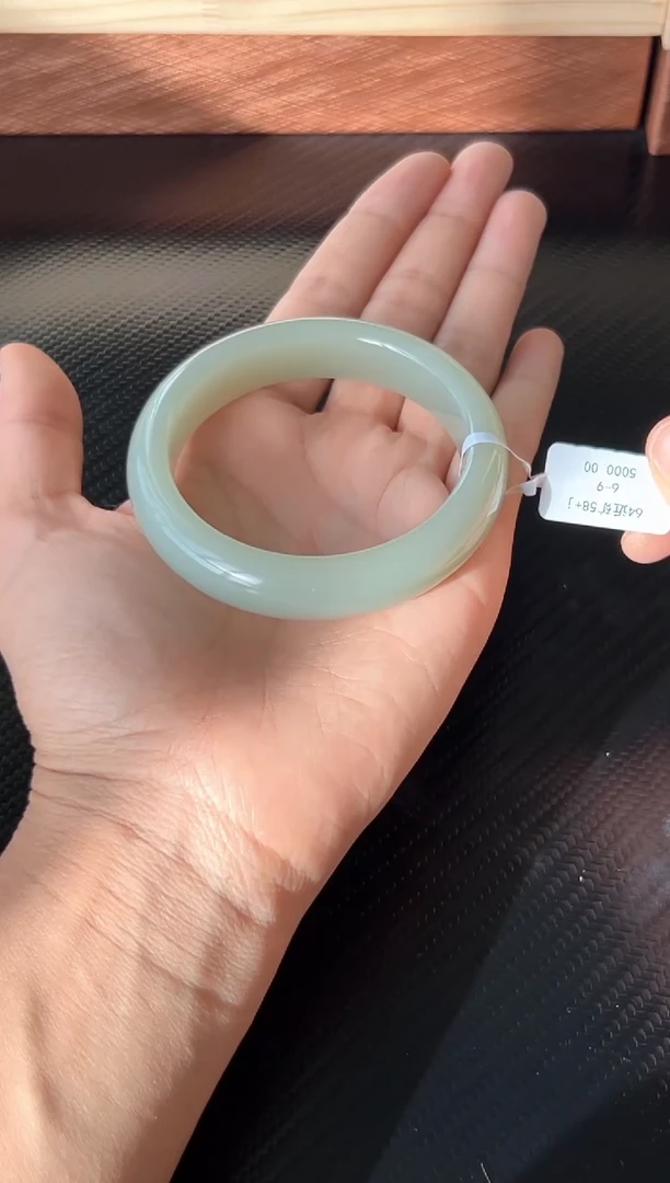 未镶嵌手镯和田玉且末微色差近矿58+mj