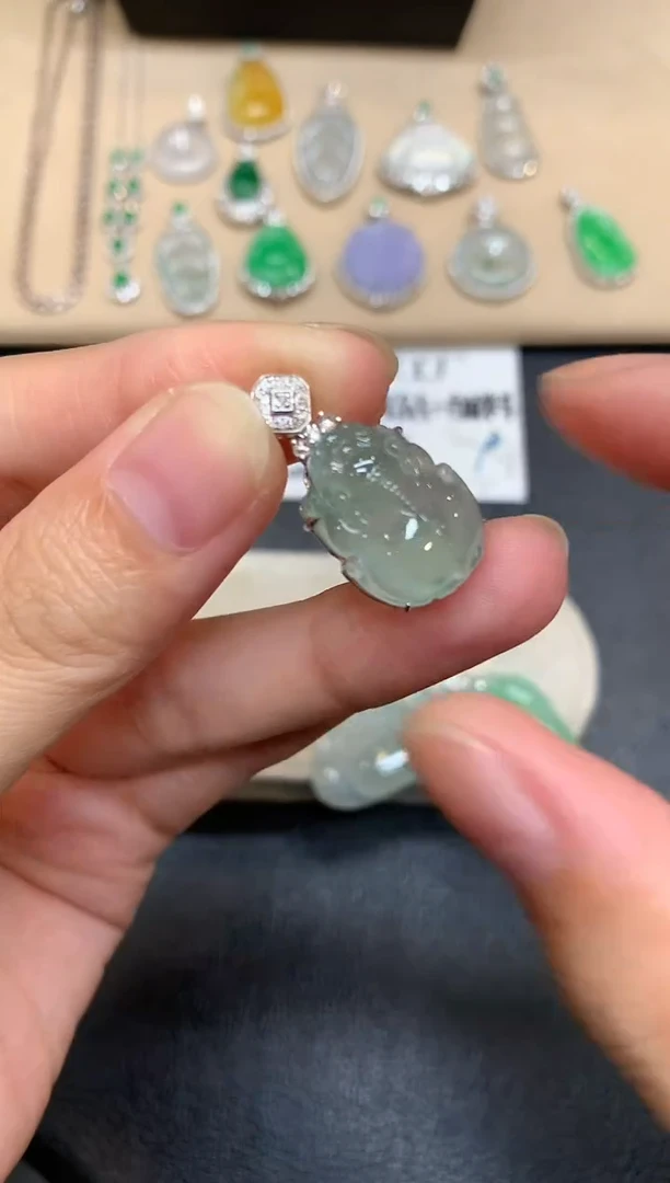 颈饰18K金镶嵌翡翠貔貅【无服务费