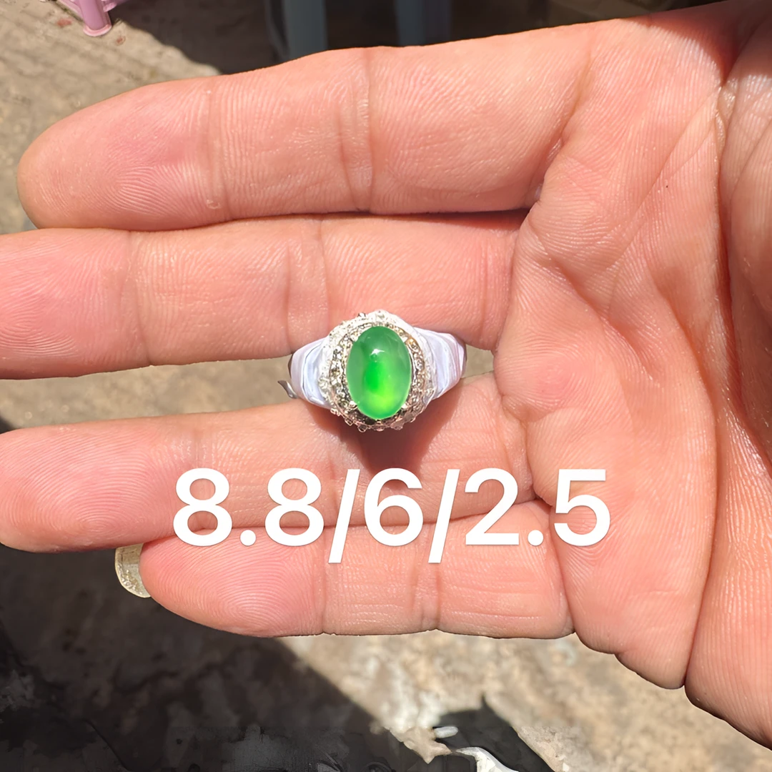 0621(小哪吒在源头)高冰种翡翠炸光阳绿戒面干净肉细荧光足M120