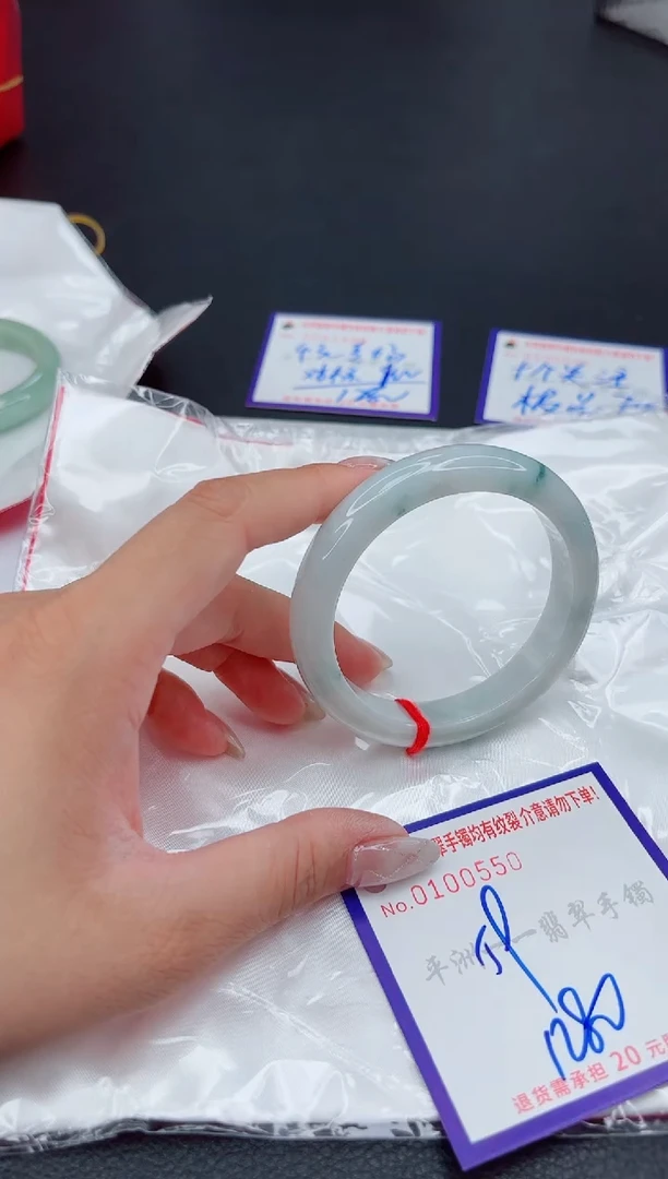 翡翠手镯未镶嵌1