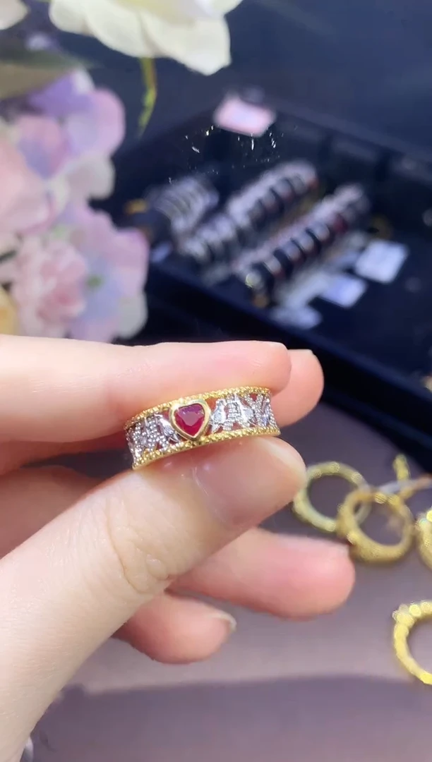 18K金镶嵌戒指红宝石000