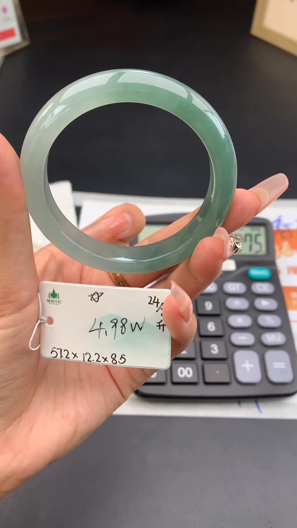 【闪购商品】翡翠手镯未镶嵌女神节#送礼#，下单联系客服核对地址~