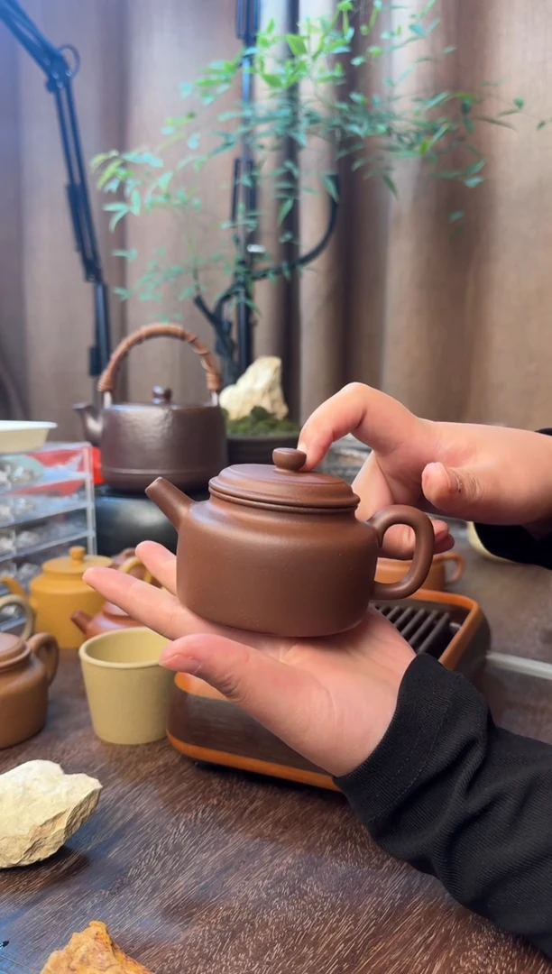 茶壶紫砂大亨德中-半手精工-二号井紫泥-40目-容量：190CC
