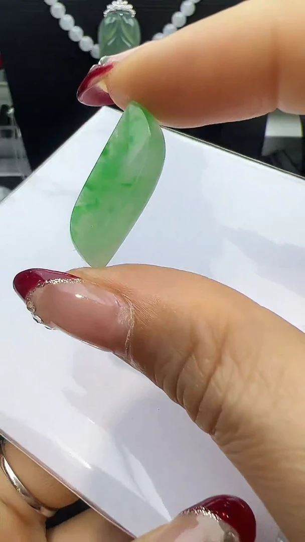 【闪购商品】翡翠颈饰未镶嵌随形