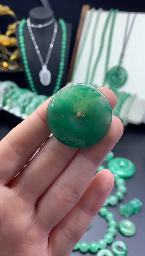 吊坠(不含链)未镶嵌石英质玉（非洲翠）33mm平安扣（放漏）