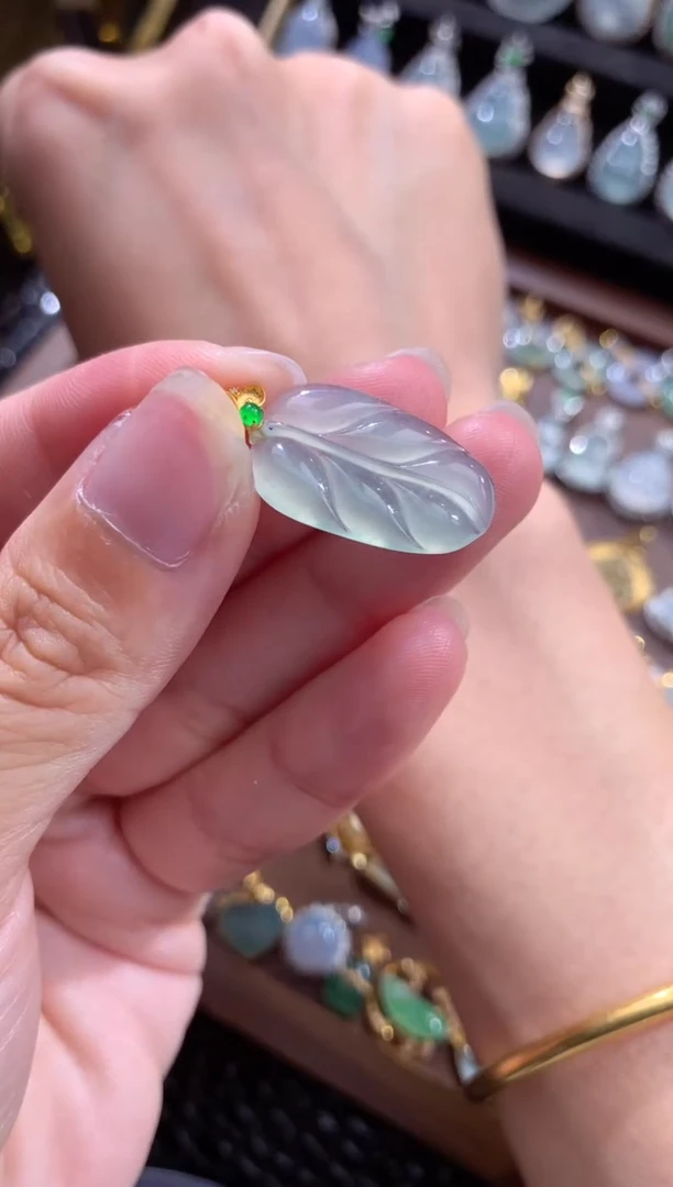 颈饰18K金镶嵌翡翠翡翠