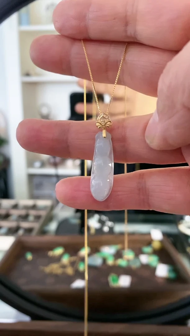 颈饰18K金镶嵌翡翠吊坠