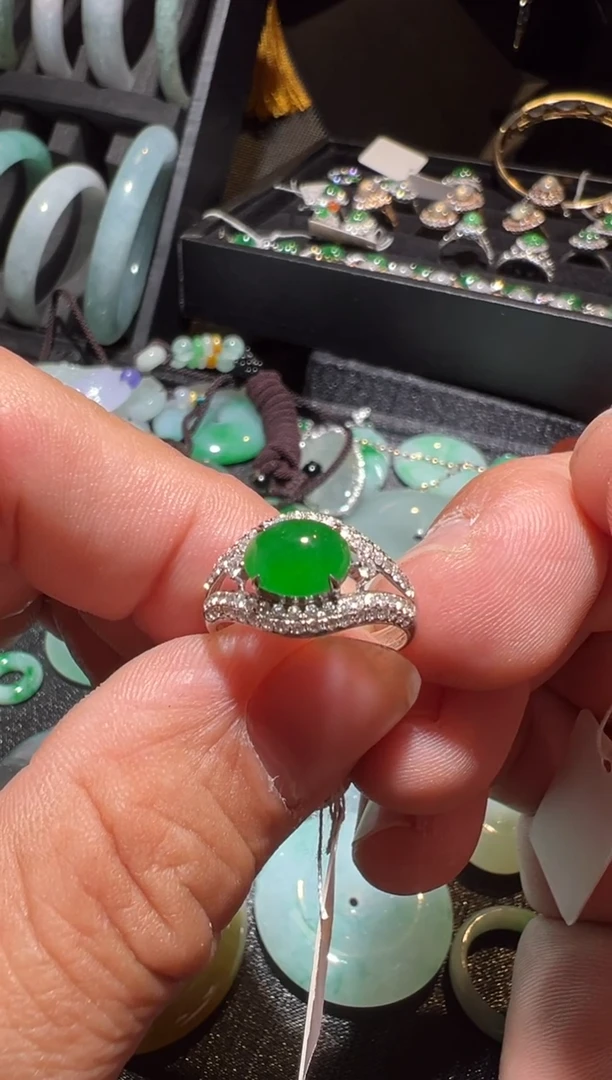 颈饰18K金镶嵌翡翠翡翠戒指。