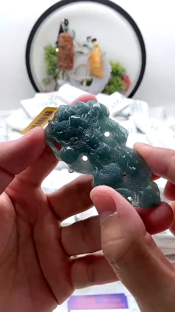 颈饰未镶嵌翡翠龙牌