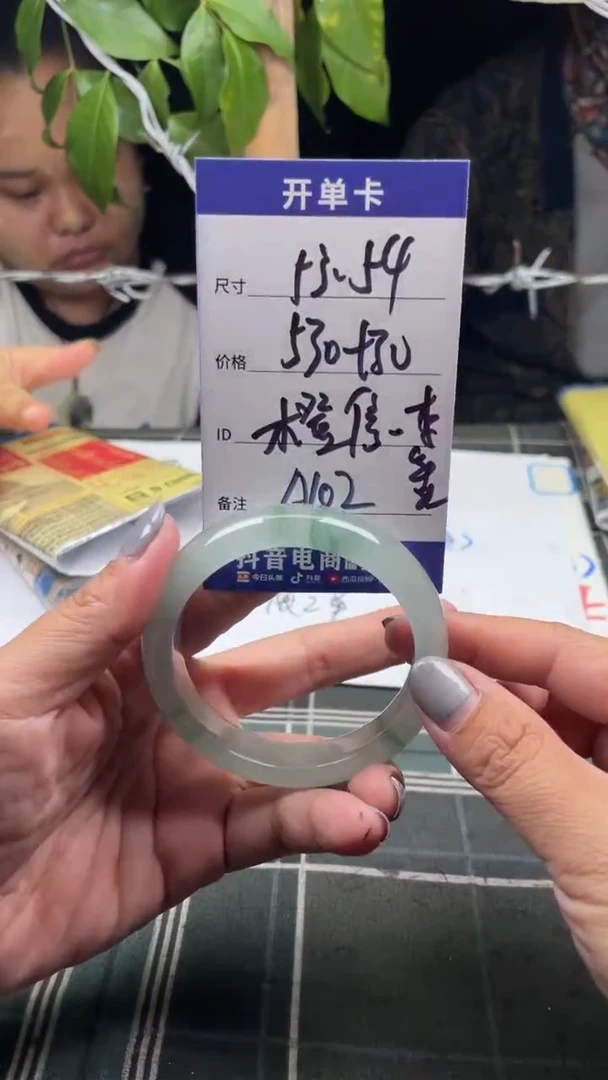 无非金属橙****红缅区原矿手镯手工艺现场