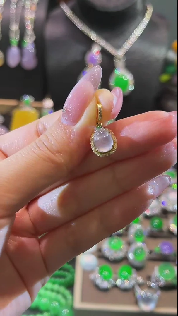 翡翠18K金镶嵌颈饰吊坠