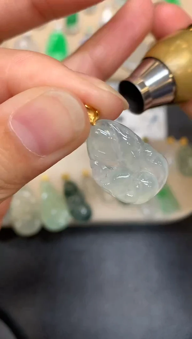 颈饰18K金镶嵌翡翠九尾狐【无服务费