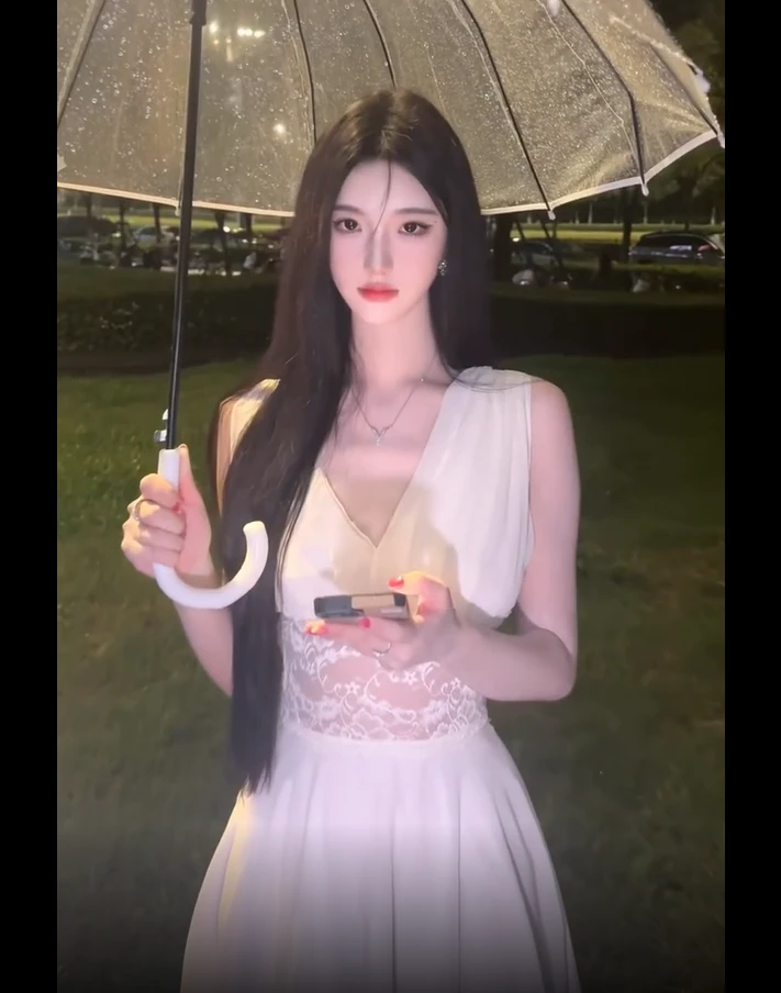 早秋气质穿搭法式高级感超好看独特漂亮裙子miu里miu气白色连衣裙