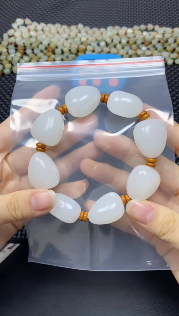 未镶嵌手链和田玉郭**。手串