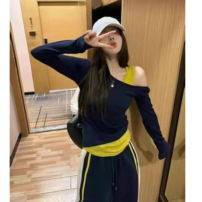 悠悠 漏锁骨假两件掉肩不规则上衣+休闲风卫裤