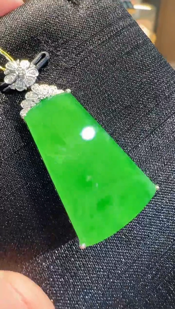 【闪购商品】翡翠吊坠(不含链)18K金镶嵌