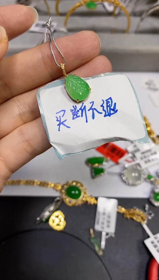 翡翠18K金镶嵌颈饰翡翠 18K金镶嵌 颈饰
