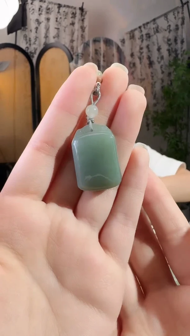 和田玉未镶嵌颈饰无事牌