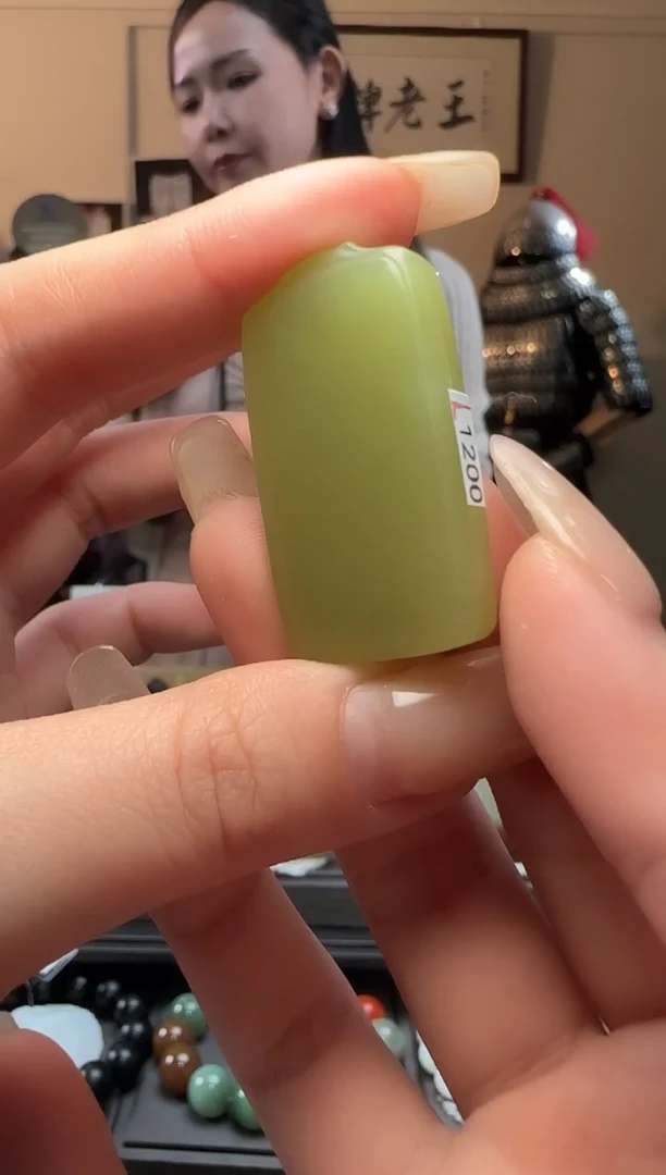 和田玉未镶嵌颈饰黄口无事牌